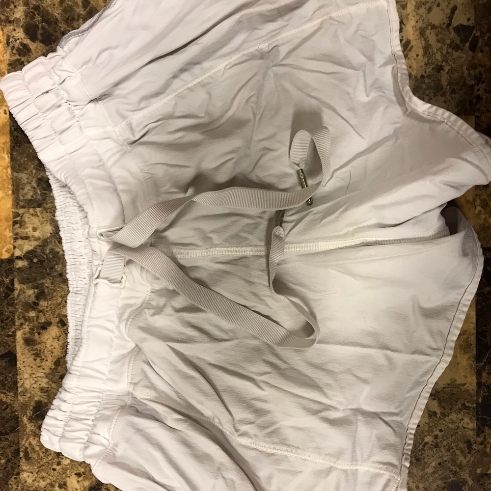 Lululemon  women’s Hotty hot shorts 4”